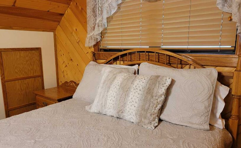 loft bedroom in whispering pines cabin
